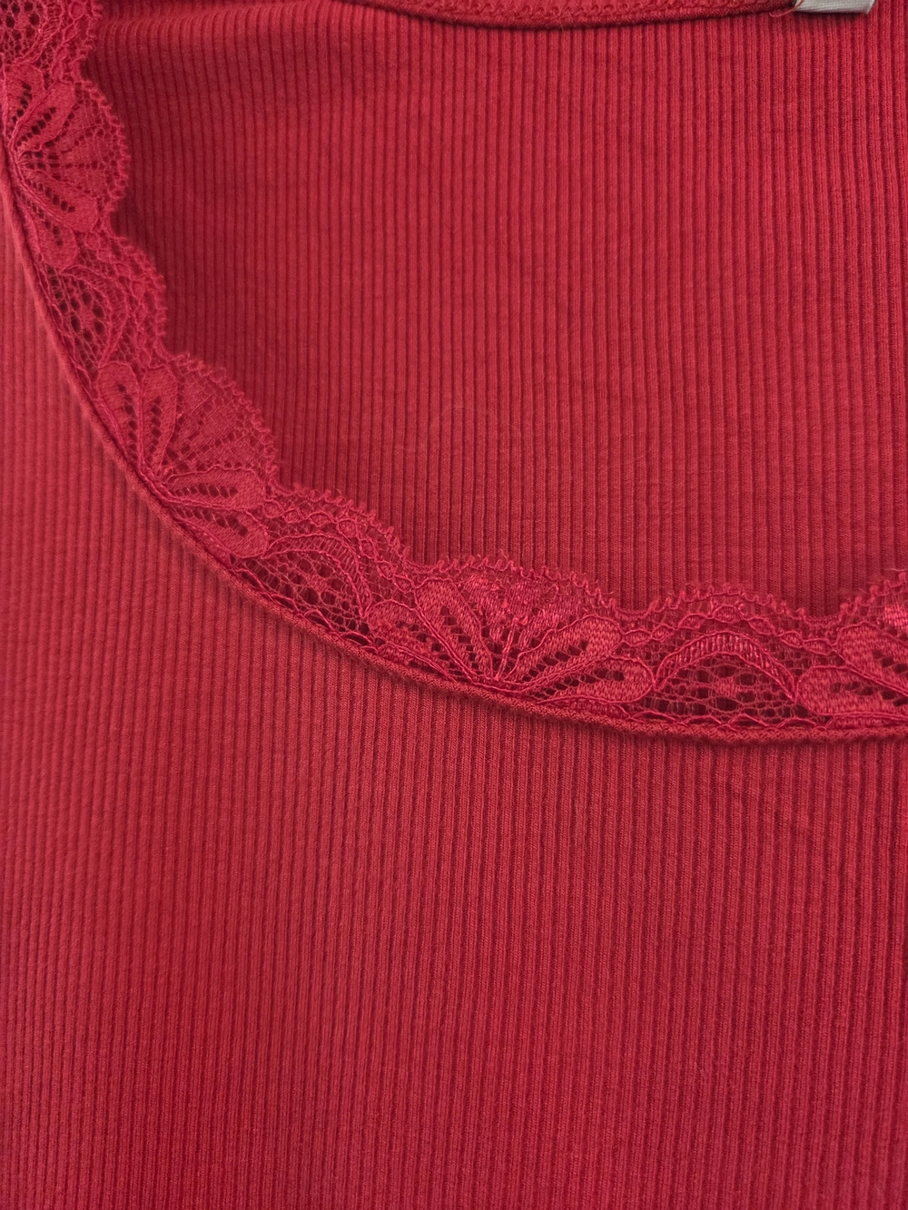 GKBK Women’s Red Fitted Ribbed Scoop Neck Short Sleeve Tee with Lace Trim - Sz M - Picture 6 of 6